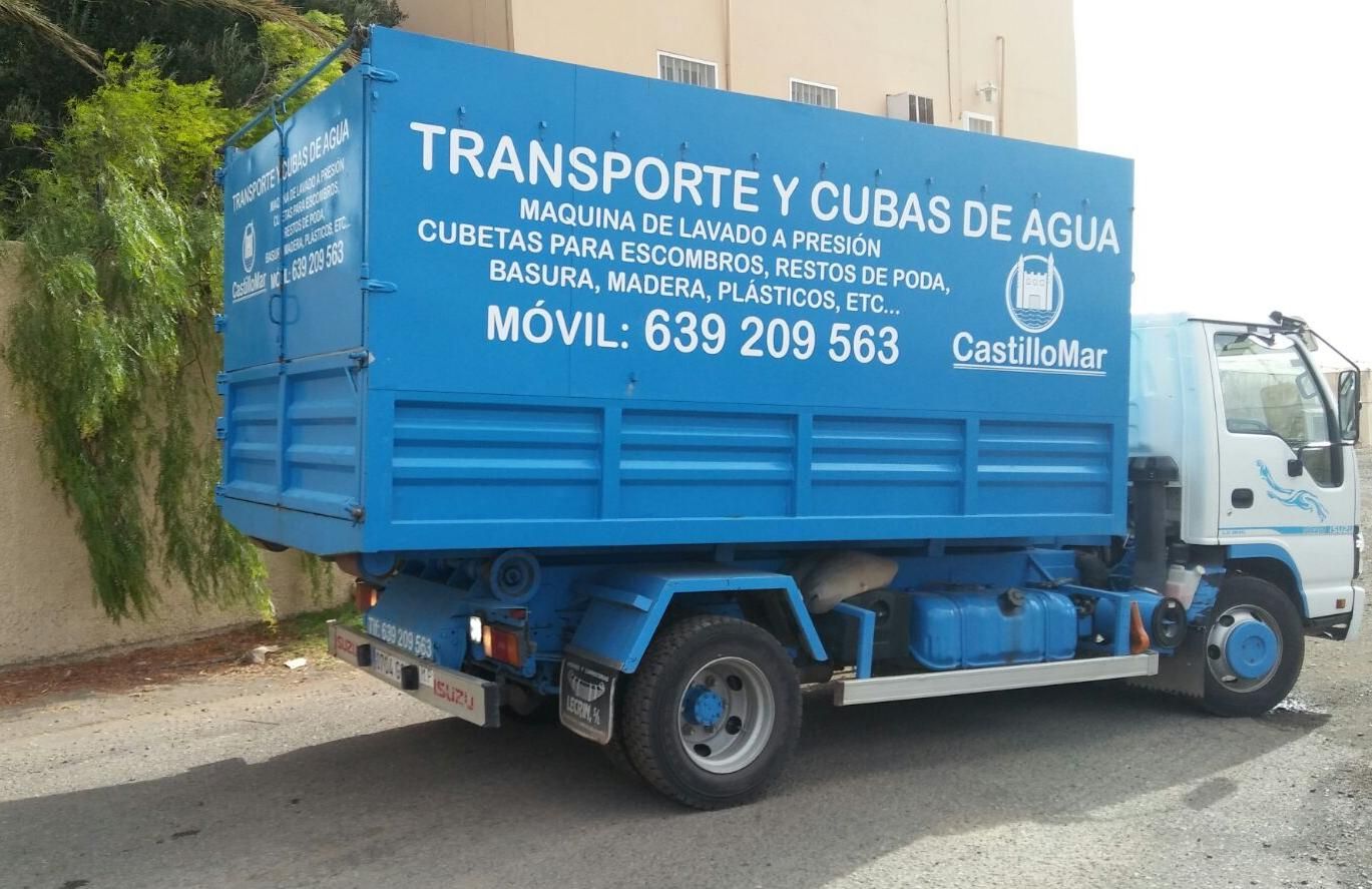 Un camión azul está estacionado al costado de la carretera.