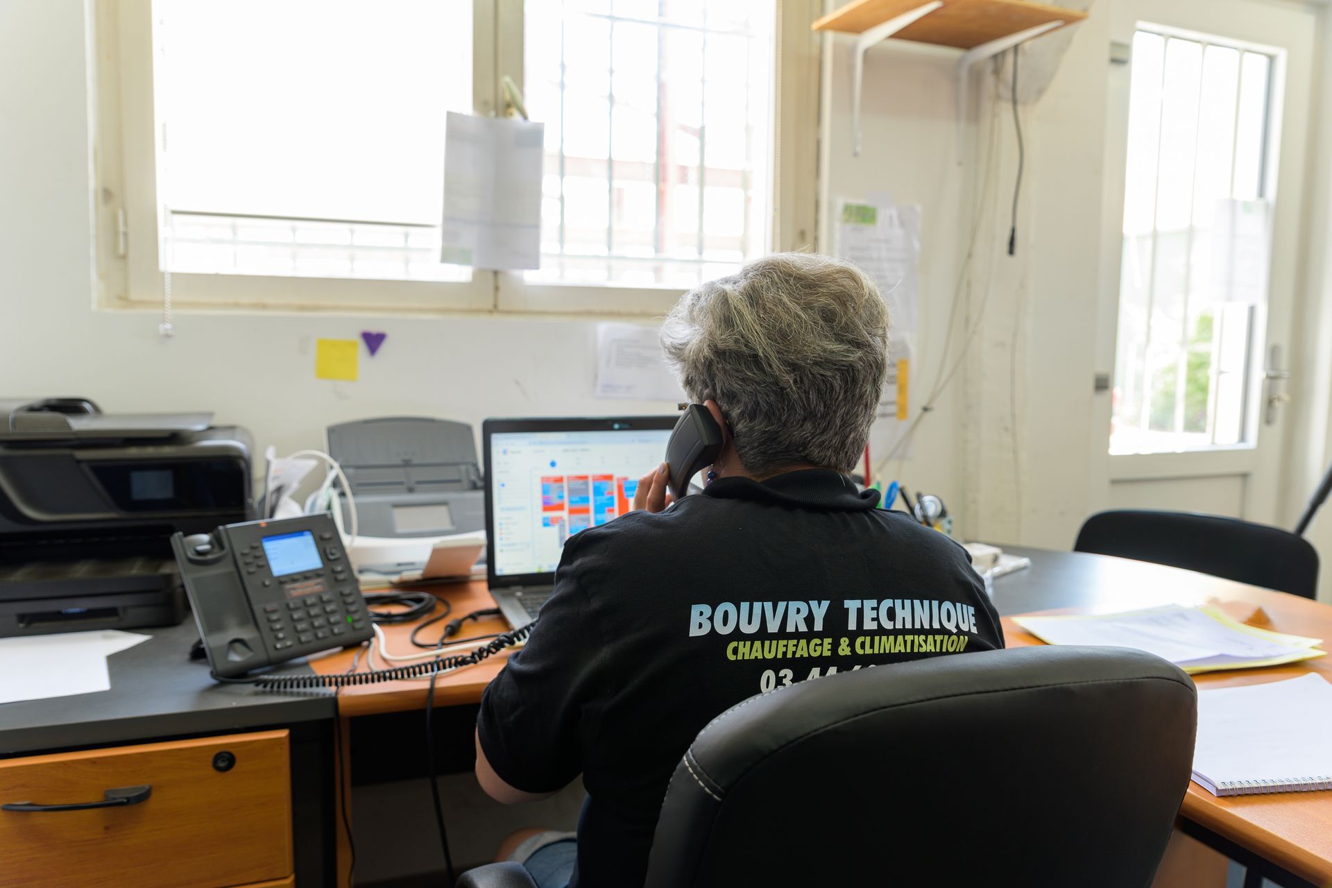 Personnel de l'entreprise de dos au téléphone