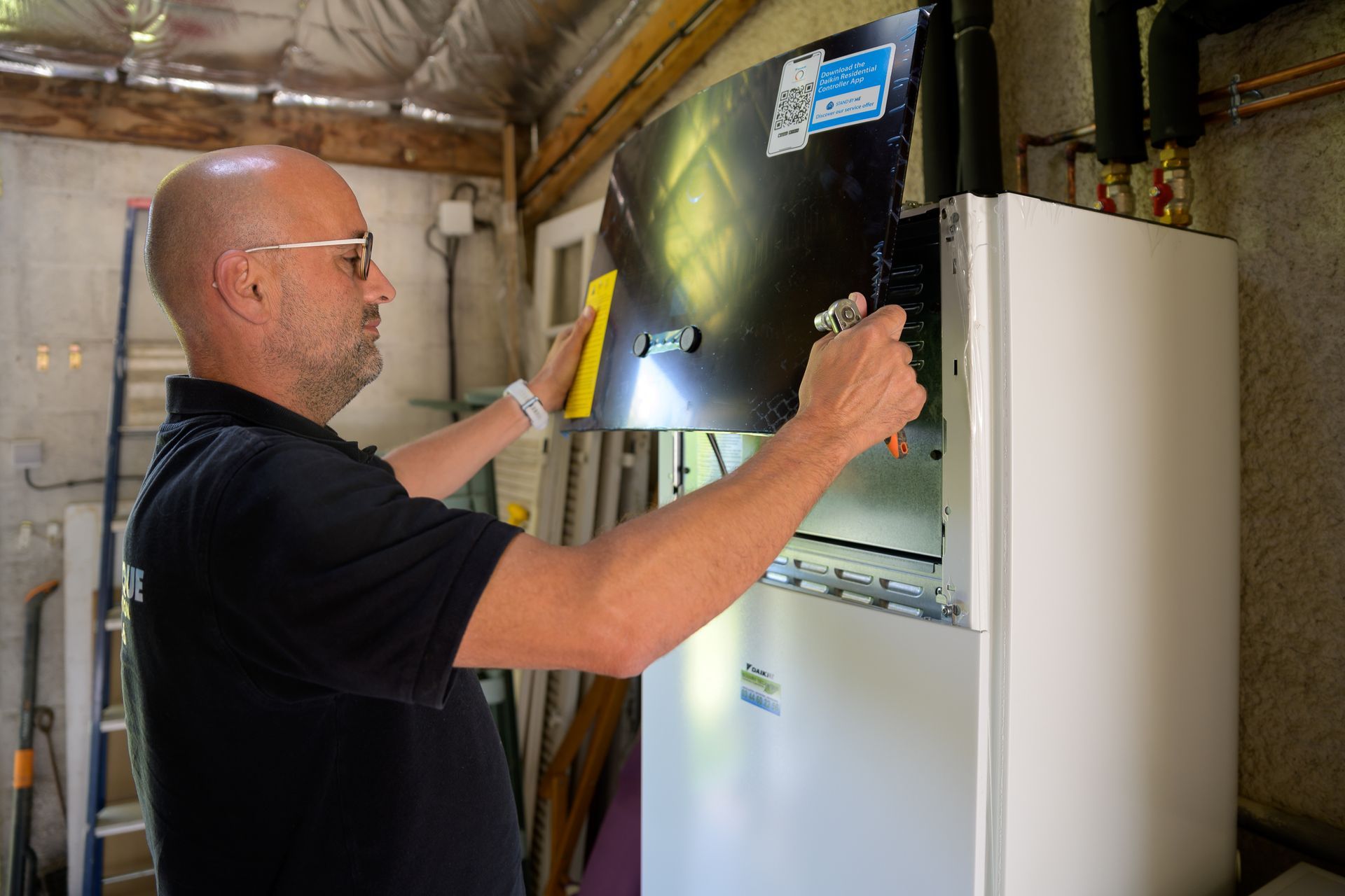 Technicien réalisant la maintenance d'une chaudière