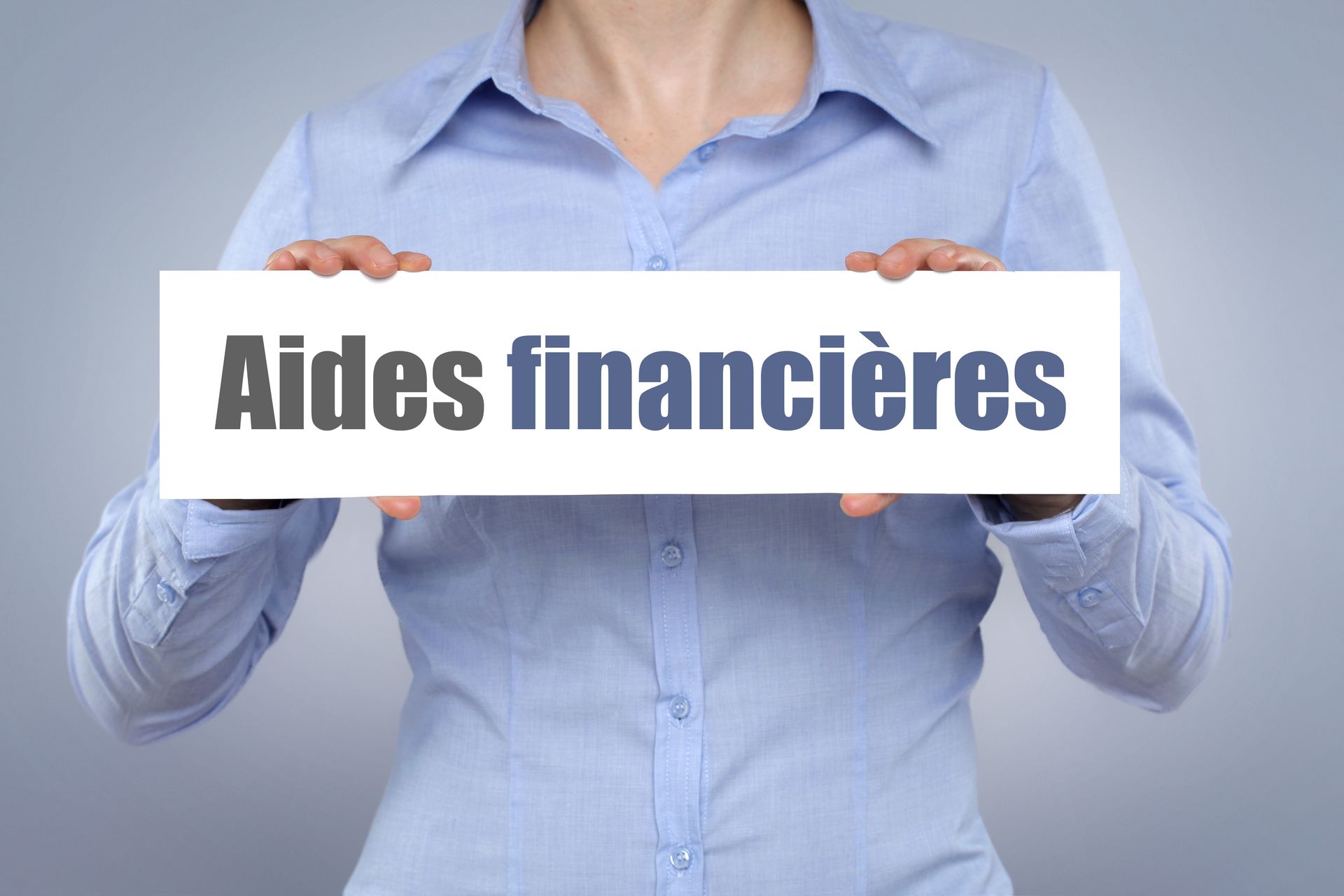 Femme tenant une pancarte Aides financières
