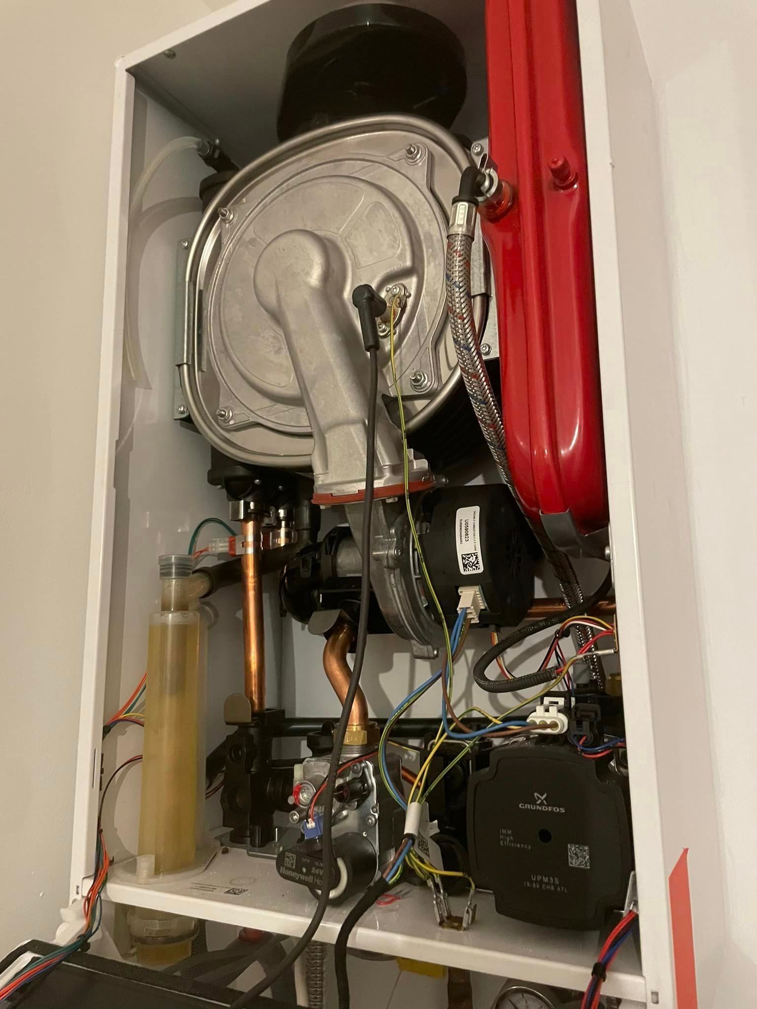 Chaudière murale ouverte pour un entretien