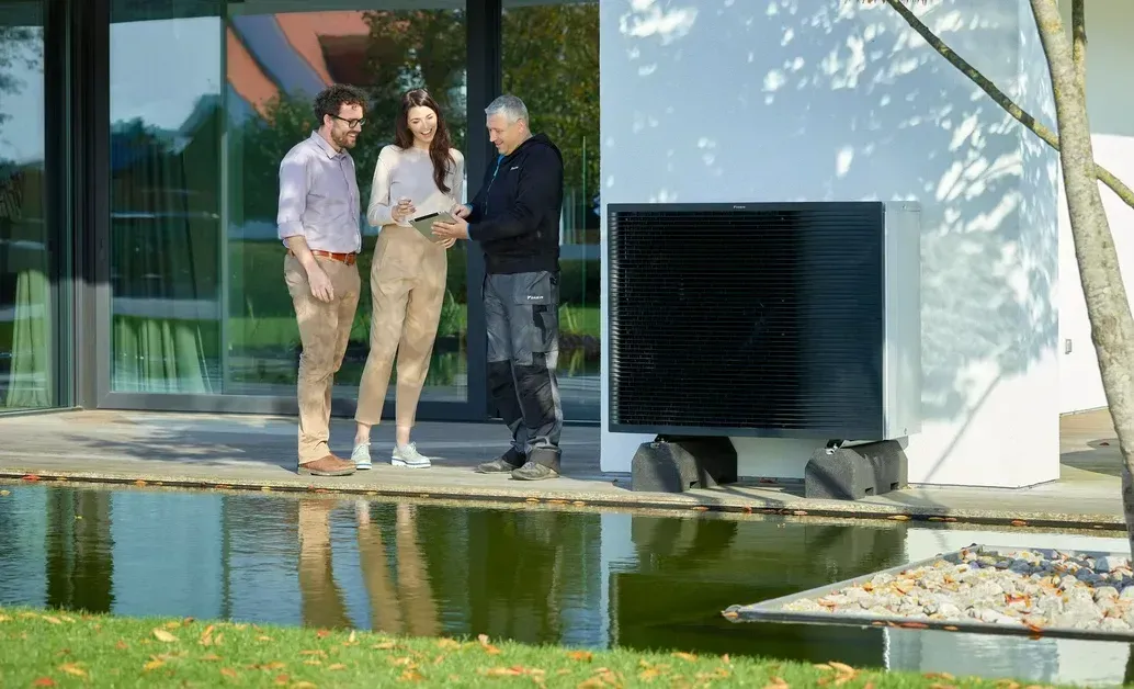 Pompe à chaleur air/eau Daikin à côté d'un bassin