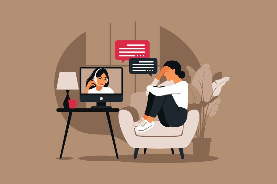 Una mujer está sentada frente a una computadora portátil mirando un vídeo de una mujer meditando.