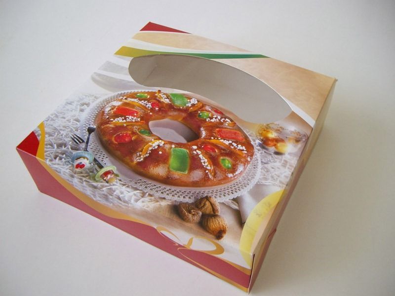 Una caja con la imagen de un pastel.