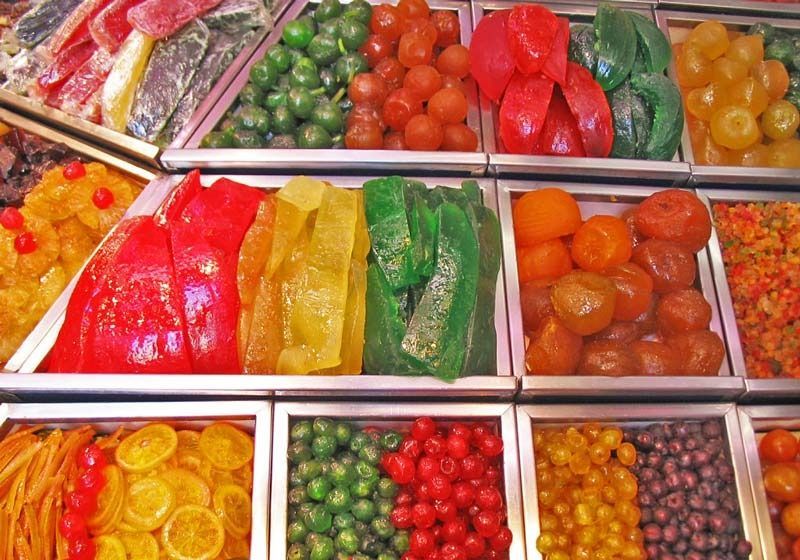 Una variedad de frutas secas se exhiben en una mesa.