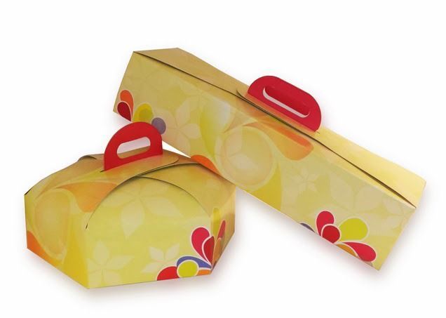 Dos cajas amarillas con asas rojas sobre un fondo blanco