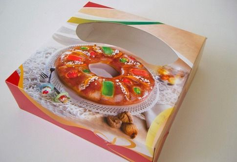 Una caja con la imagen de un pastel.