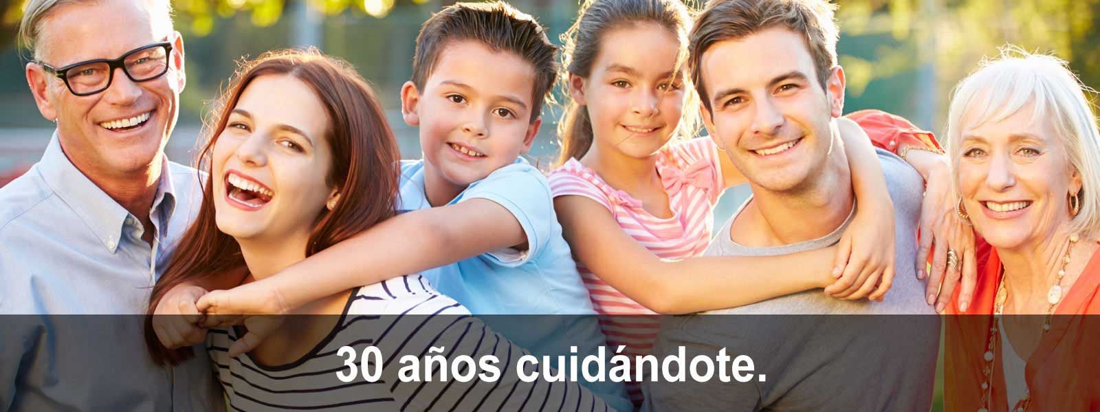 Un grupo de personas posan para una fotografía juntas.