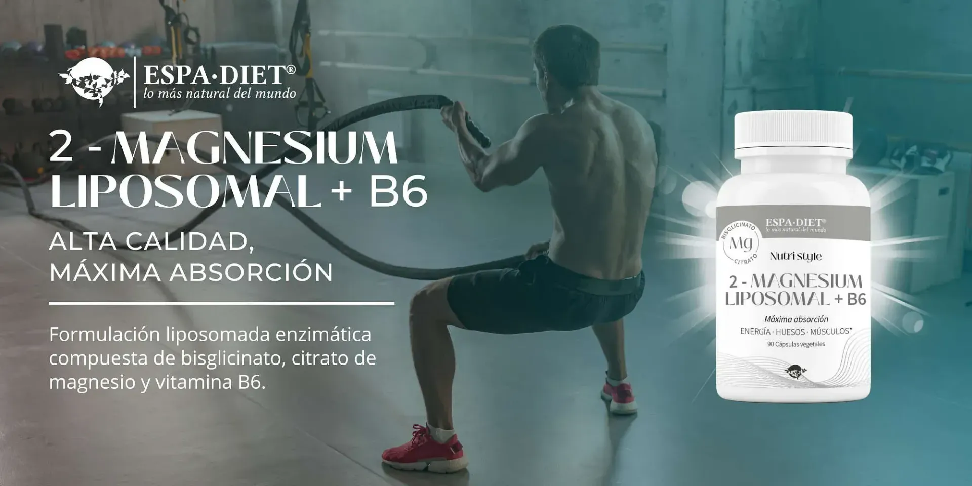 Un hombre está en cuclillas junto a una botella de magnesio liposomal B6.