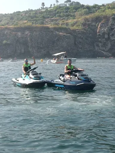 Dos personas viajan en motos de agua en el agua.