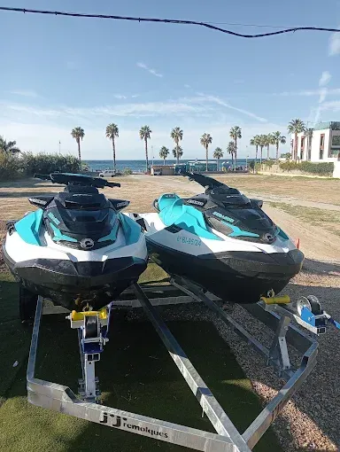 Dos motos de agua están estacionadas una al lado de la otra en un remolque.