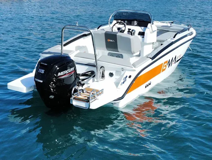 Un barco blanco y naranja con un motor fuera de borda de mercurio flota sobre un cuerpo de agua.