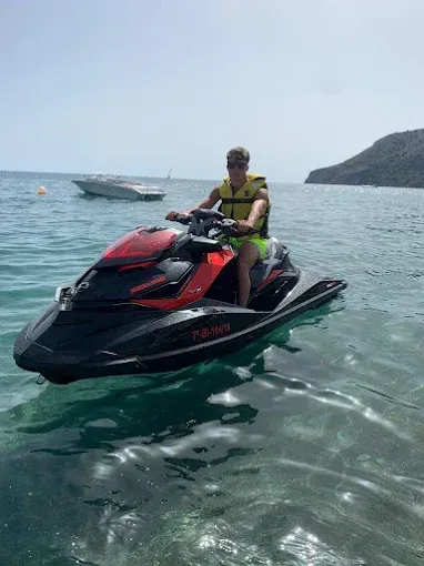 Un hombre está viajando en una moto acuática en el océano.