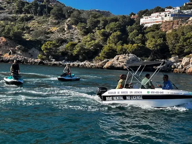 Un grupo de personas viajan en motos de agua en el océano.