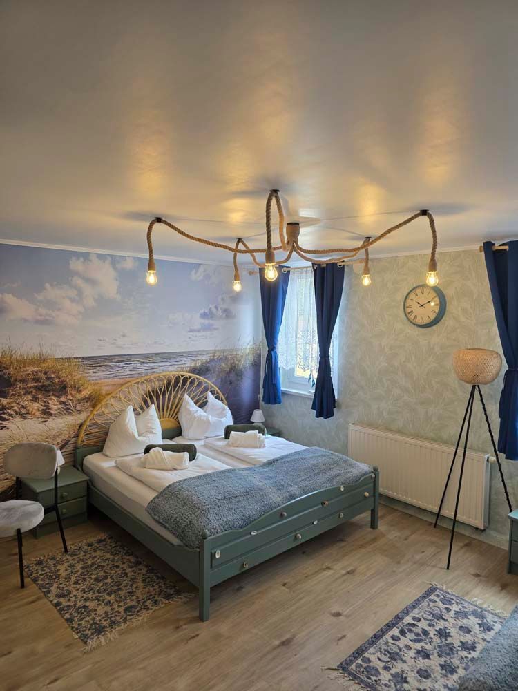Ein Schlafzimmer mit einem großen Bett und einer Uhr an der Wand.