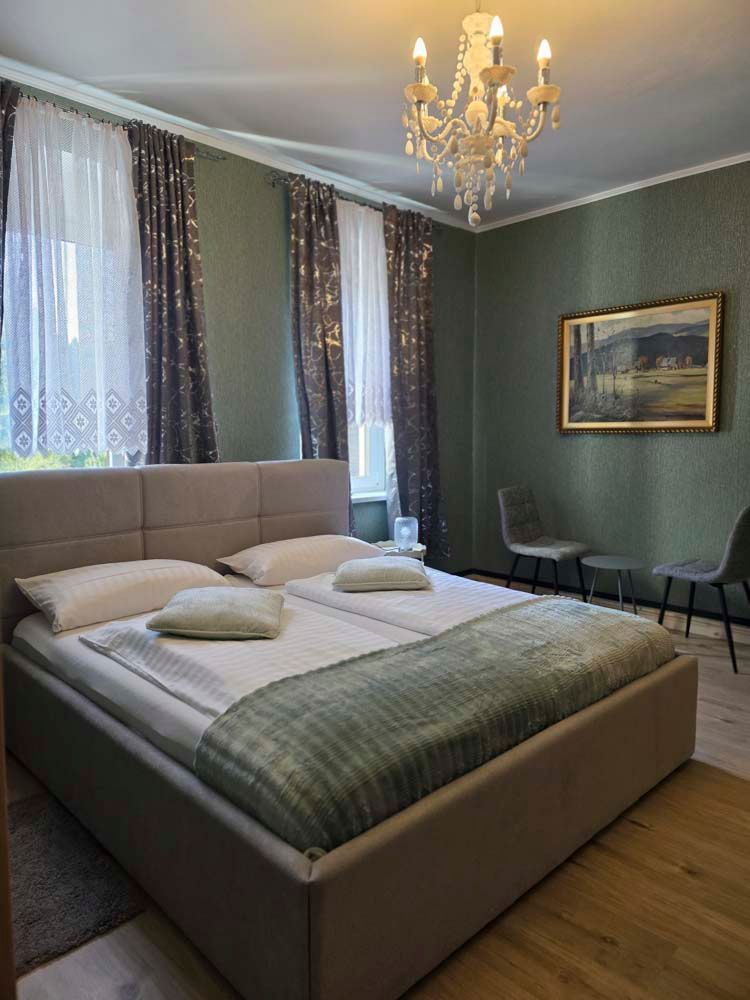 In der Mitte des Zimmers steht ein großes Bett.