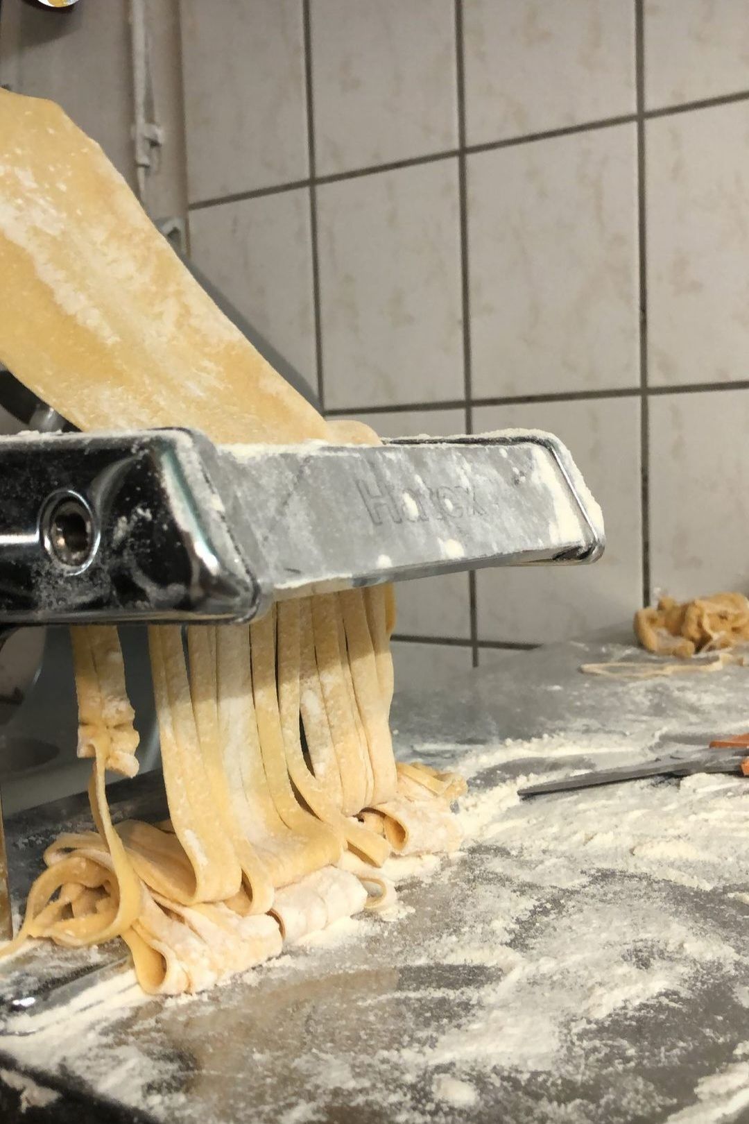 Frische Pastaherstellung im Ristorante Pizzeria Pension Damiano