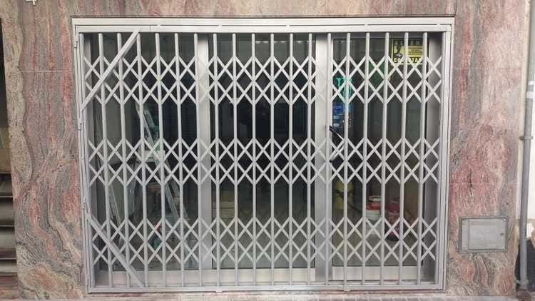 Una puerta corrediza está en el costado de un edificio.