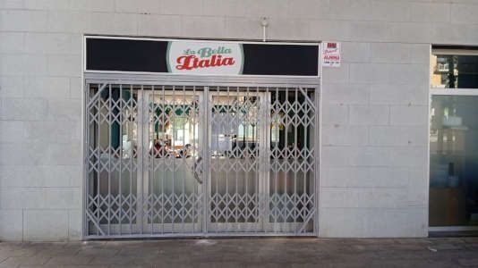 Un escaparate con un cartel que dice Italia.