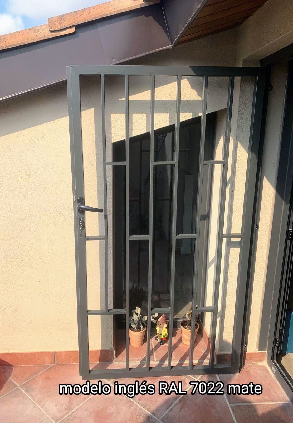 Una imagen de una puerta con las palabras modele anglais ral 7022 mate en ella