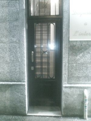 Una puerta con un cartel encima que dice l'inter