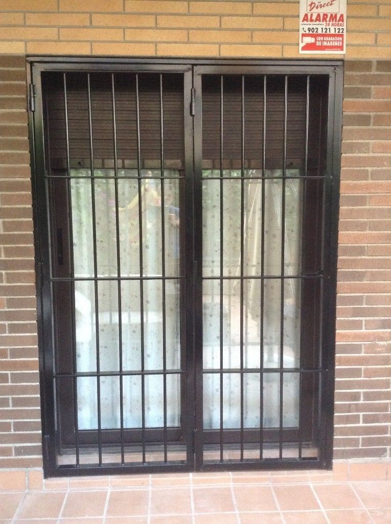 Un edificio de ladrillo con un cartel que dice alarma.