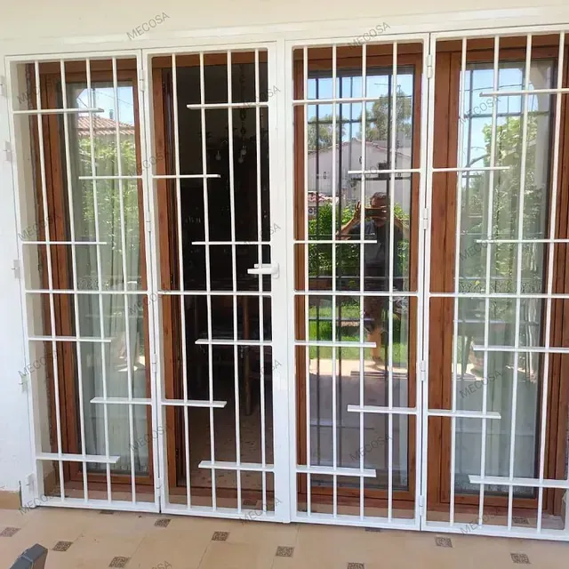 Un par de puertas corredizas de vidrio con barras de metal.