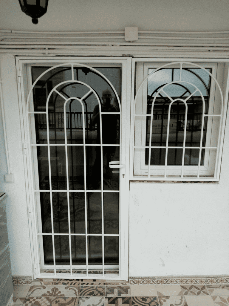 Una puerta blanca con una ventana detrás