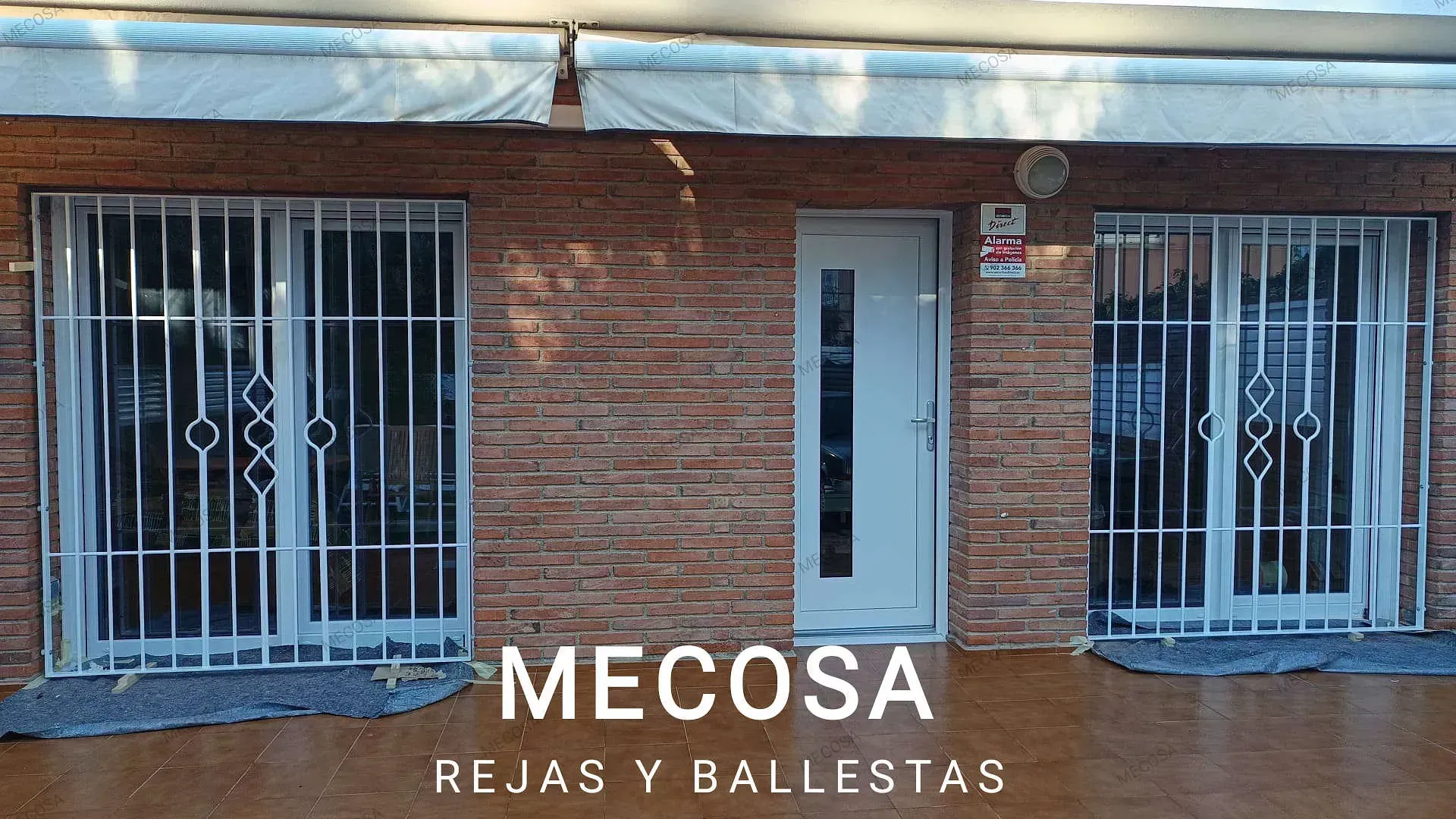 Un edificio de ladrillo con una puerta blanca y una puerta de metal.