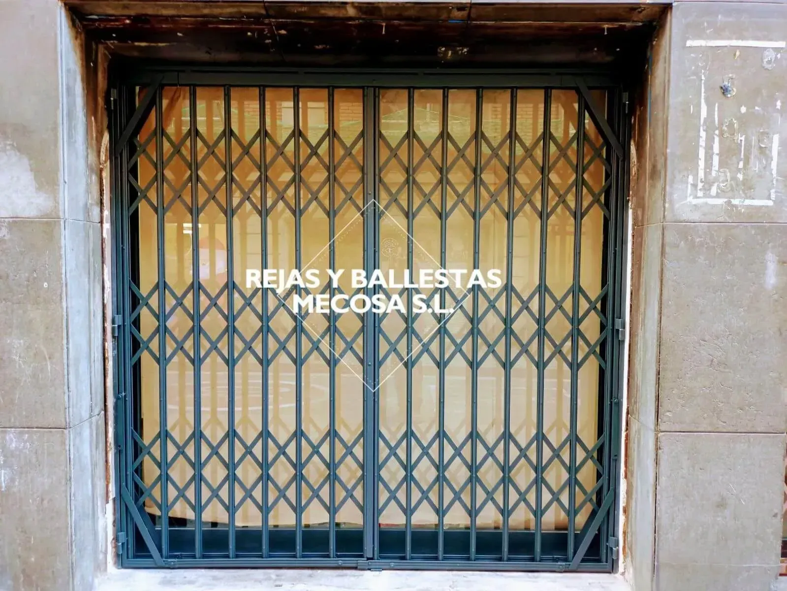 Una ventana con una reja de hierro forjado que dice rejas y ballestas mecosa sl.