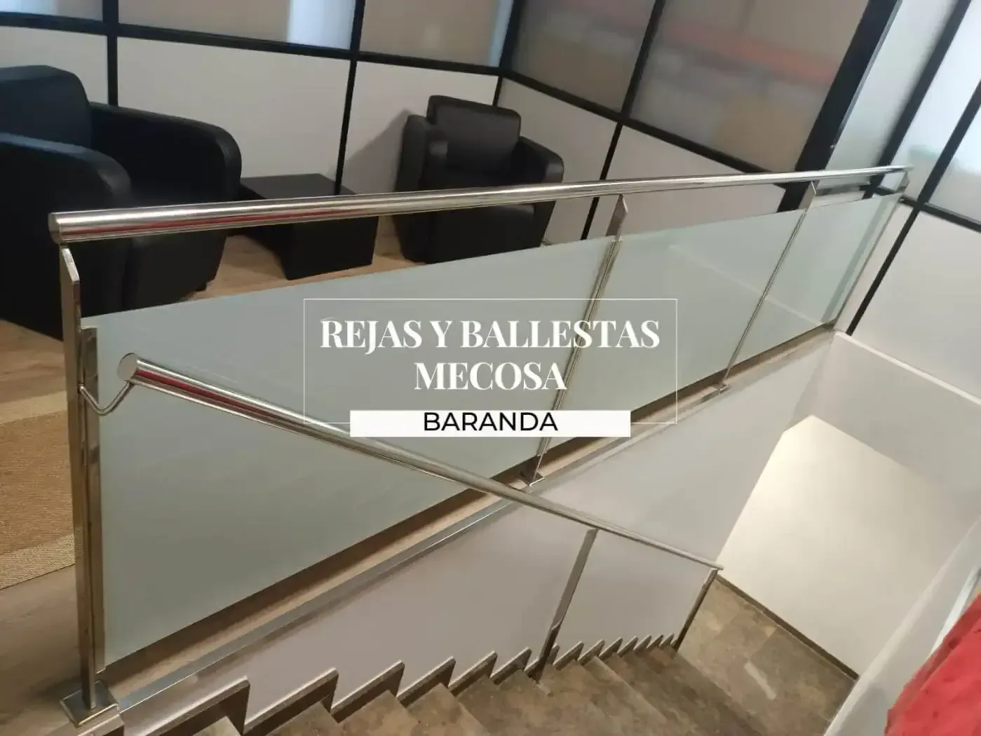 Una escalera con barandilla de acero inoxidable y barandilla de vidrio.