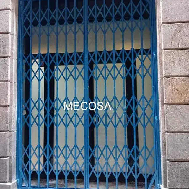 Una puerta azul con la palabra mecosa en ella