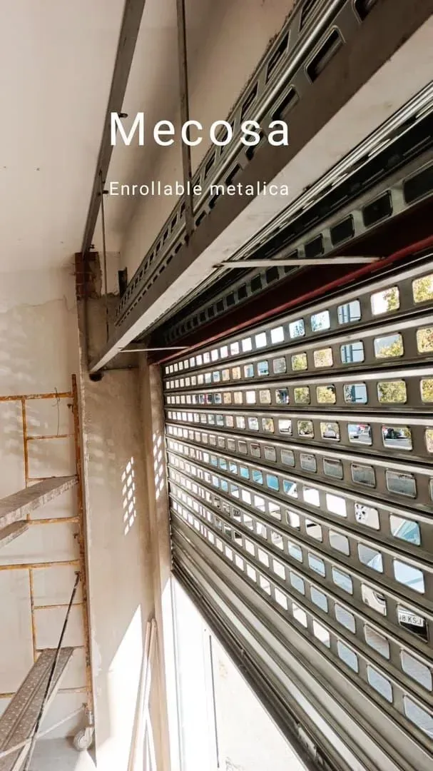 Un primer plano de una persiana enrollable en un edificio.