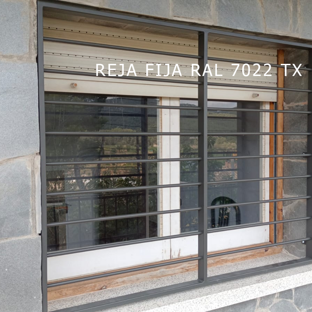 Una imagen de una ventana con reja fija ral escrito en ella