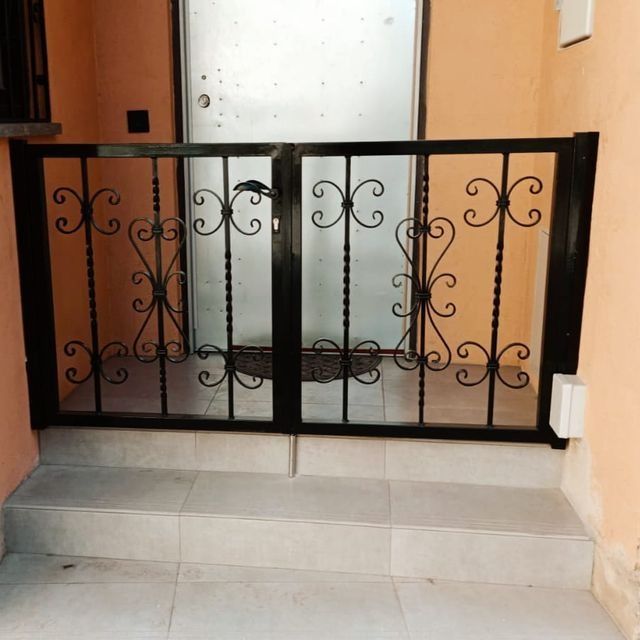 Una puerta de hierro forjado con la letra x en ella