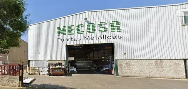 Un gran edificio blanco con la palabra mecosa en él.