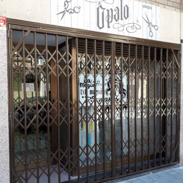 Un escaparate con un cartel que dice ópalo