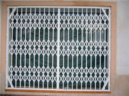 Una ventana con una valla blanca alrededor.