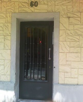 Una puerta con el número 60