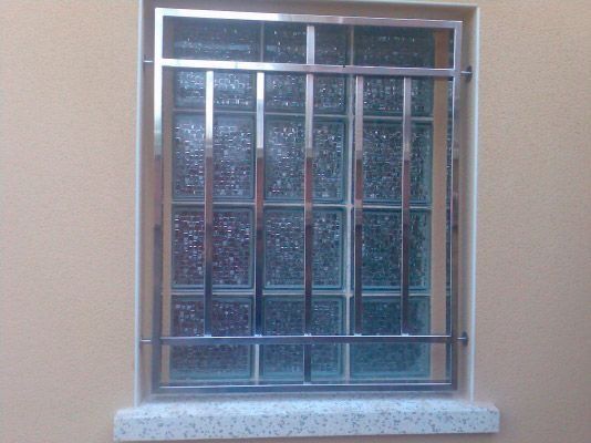 Una ventana con una rejilla de acero inoxidable.