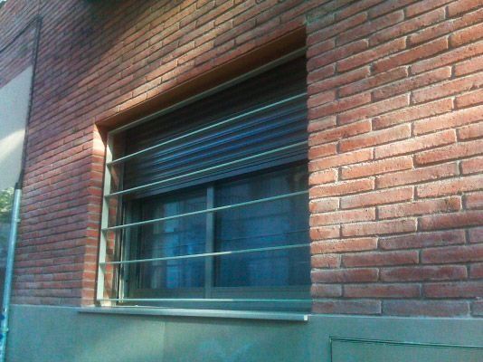 Un edificio de ladrillo con una ventana con rejas.