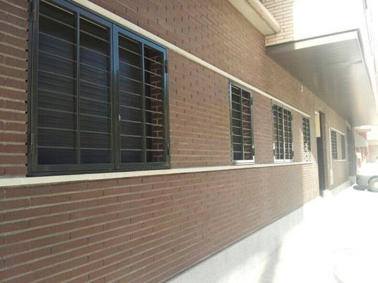 Un edificio de ladrillo con muchas ventanas.