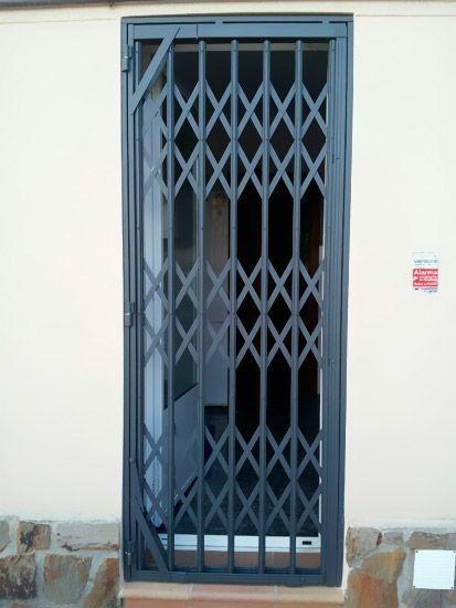 Una puerta de hierro forjado está colocada encima de una puerta.