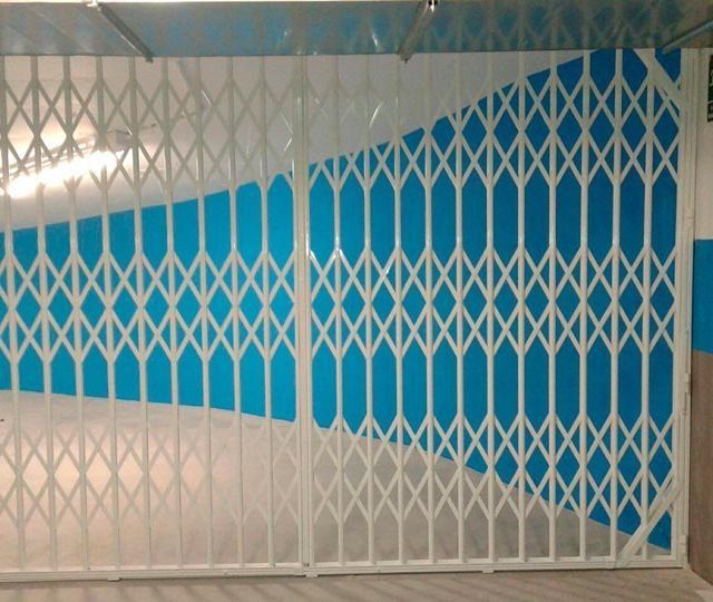 Una pared azul y blanca con una puerta blanca delante de ella.