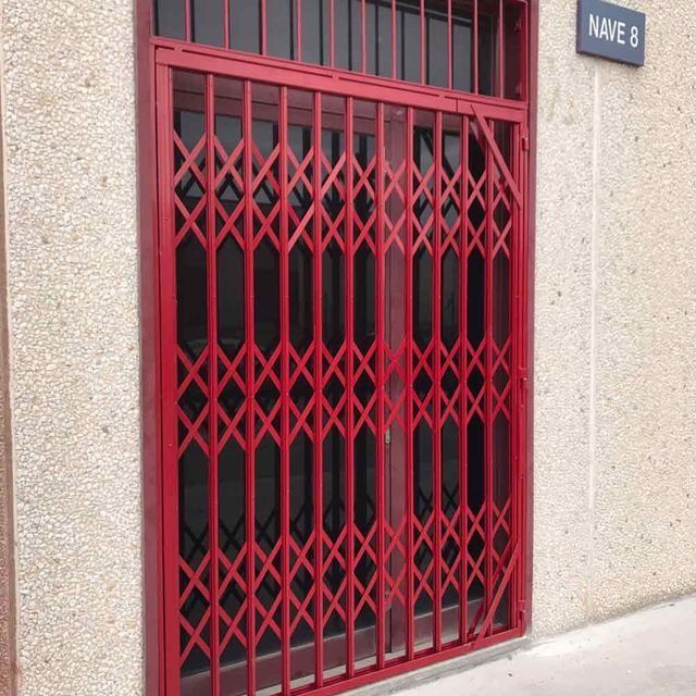 Una puerta roja con un cartel encima que dice nave 6