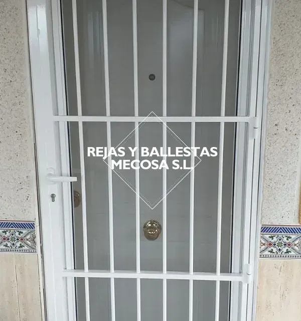 Una puerta blanca con rejas y la inscripción rejas y ballestas mecosa sl