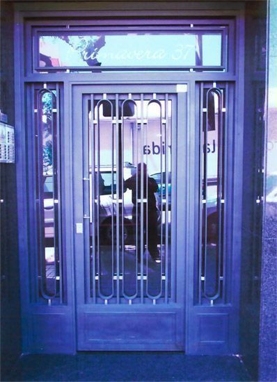 Una puerta morada con un cartel que dice gbi.