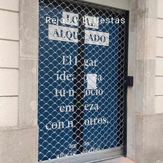 Un escaparate con un cartel que dice 