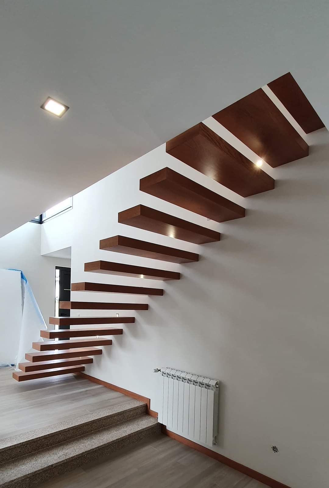 Intérieur rénové avec escalier en bois