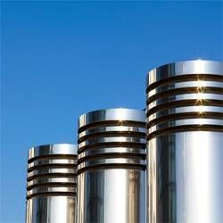 Mann arbeitet an einem Lüftungssystem